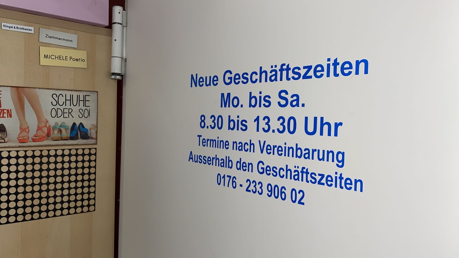 Namensschild an der Tür und Aushang mit den aktuellen Öffnungszeiten